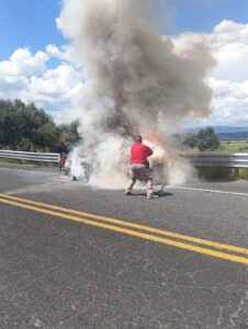 Controlan incendio de vehículo sobre la carretera Huamantla–El Carmen Xalpatlahuaya