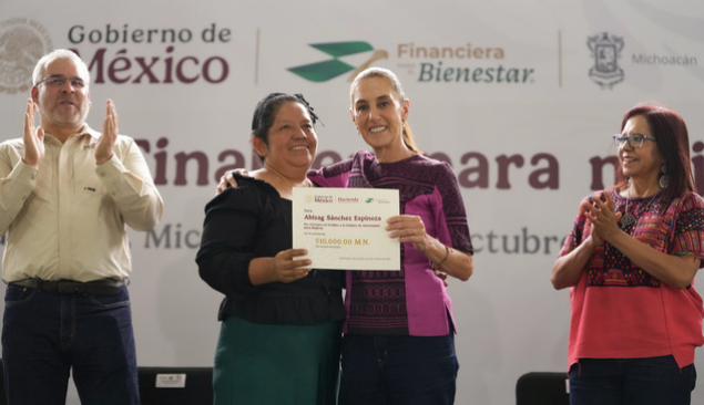 Sheinbaum concluye entrega de 56 mil 500 créditos FINABIEN a mujeres de Michoacán