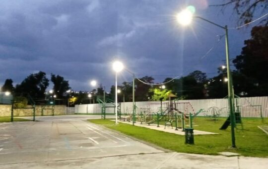 Luminarias encendidas al anochecer iluminan canchas y juegos de ejercicio del Polideportivo Adolfo López Mateos, en Tlaxcala