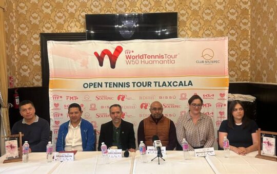 Cuatro hombres y dos mujeres en rueda de prensa del torneo de tenis W50 de Huamantla, ante una lona del evento
