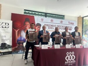 Cinco hombres muestran carteles del Premio Municipal del Deporte 2026 en una rueda de prensa del Ayuntamiento de Apizaco